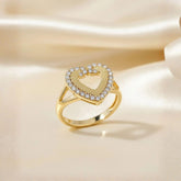 Vergoldeter Silberring mit herzförmigem Design und funkelnden Zirkonia-Steinen – eleganter, romantischer Schmuck von LOÉAR.