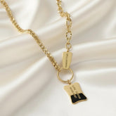 Goldene Edelstahlkette mit gravierter Plakette – luxuriöse 18K vergoldete Halskette von LOÉAR