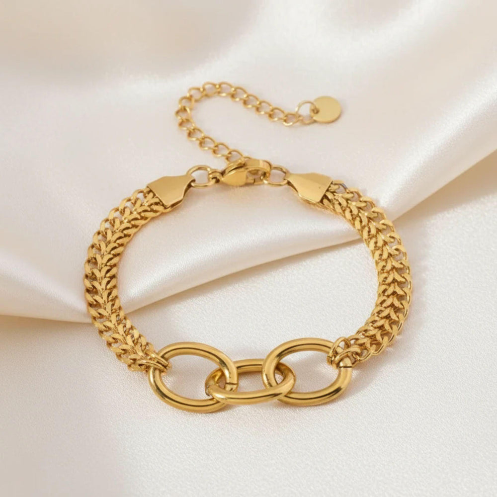 Bold Harmony Bracelet von LOÉAR – 18K vergoldetes Edelstahlarmband mit doppelter Gliederstruktur und markantem Mittelstück, wasserfest & hypoallergen.