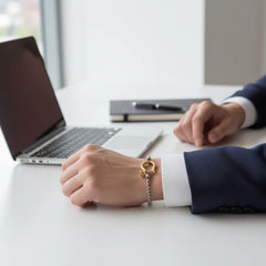 Edelstahl-Armband mit goldener U-Schackle an einem Handgelenk