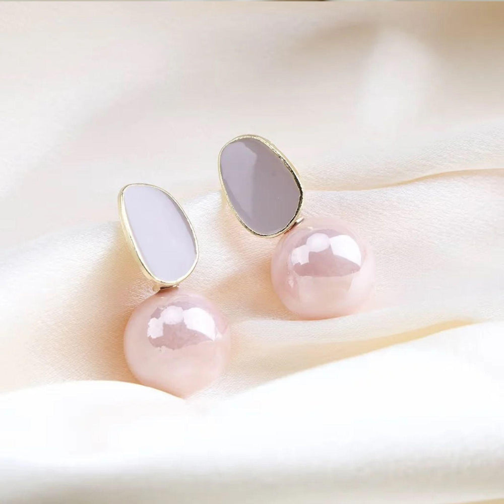 Elegante Nude-Pearl Ohrringe mit glänzender Perle und organischer Goldfassung