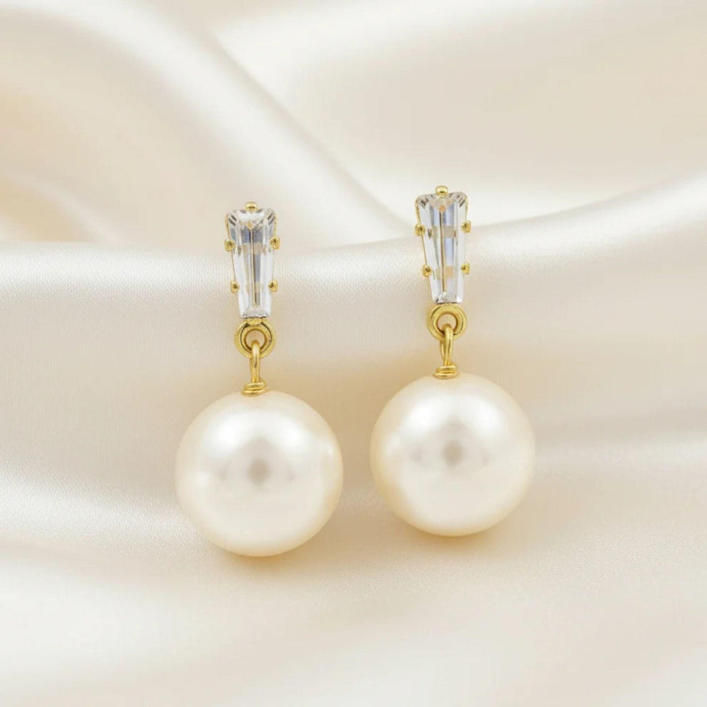 Goldfarbene Perlen-Drop-Ohrringe mit glänzender Perle – eleganter Schmuckstil.