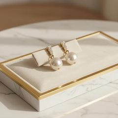 Goldfarbene Perlen-Drop-Ohrringe mit glänzender Perle – eleganter Schmuckstil.