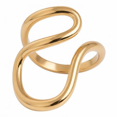 Eleganter goldfarbener Wellenring mit skulpturaler, offener Form – moderner Statement-Ring von LOÉAR auf hellem Hintergrund.