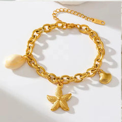Vergoldetes Armband mit Seestern-, Muschel- und Perlenanhängern – maritimes Design aus Edelstahl, inspiriert vom Sommer und Meer, von LOÉAR.