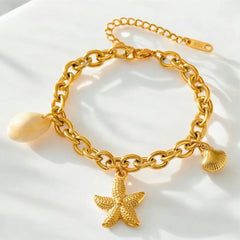 Vergoldetes Armband mit Seestern-, Muschel- und Perlenanhängern – maritimes Design aus Edelstahl, inspiriert vom Sommer und Meer, von LOÉAR.