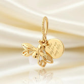 Goldener LOÉAR Anhänger in Bienenform mit Gravur “You light up my life” – 18K vergoldeter Charm