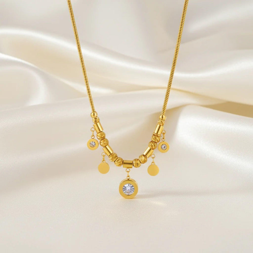 Goldene Edelstahlkette mit Perlen und Kristallanhängern von LOÉAR