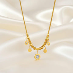 Goldene Edelstahlkette mit Perlen und Kristallanhängern von LOÉAR