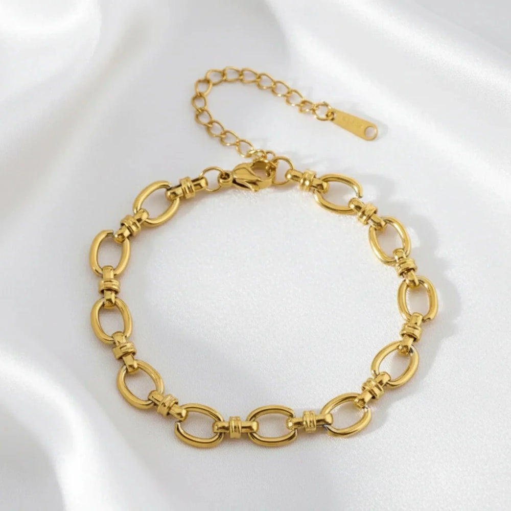 Elegantes Gliederarmband aus 18K vergoldetem Edelstahl auf weißem Stoff