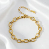 Golden Link Bracelet von LOÉAR – elegantes 18K vergoldetes Edelstahlarmband mit ovalen Gliedern, wasserfest & hypoallergen.
