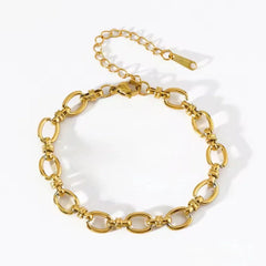 Elegantes Gliederarmband aus 18K vergoldetem Edelstahl auf weißem Hintergrund