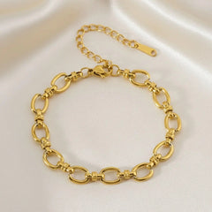 Elegantes Gliederarmband aus 18K vergoldetem Edelstahl auf hellem Stoff