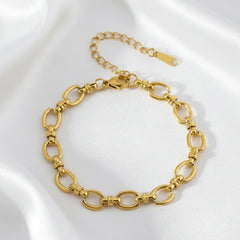 Golden Link Bracelet von LOÉAR – elegantes 18K vergoldetes Edelstahlarmband mit ovalen Gliedern, wasserfest & hypoallergen.