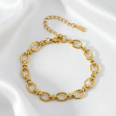 Elegantes Gliederarmband aus 18K vergoldetem Edelstahl auf weißem Stoff