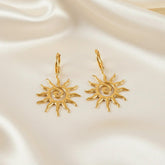 18K vergoldete LOÉAR Sonnenohrringe mit Spiralen-Design – Golden Sun Spiral Earrings