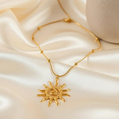 18K vergoldete LOÉAR Halskette mit Sonnenanhänger und Spiral-Design – Golden Sun Spiral Necklace