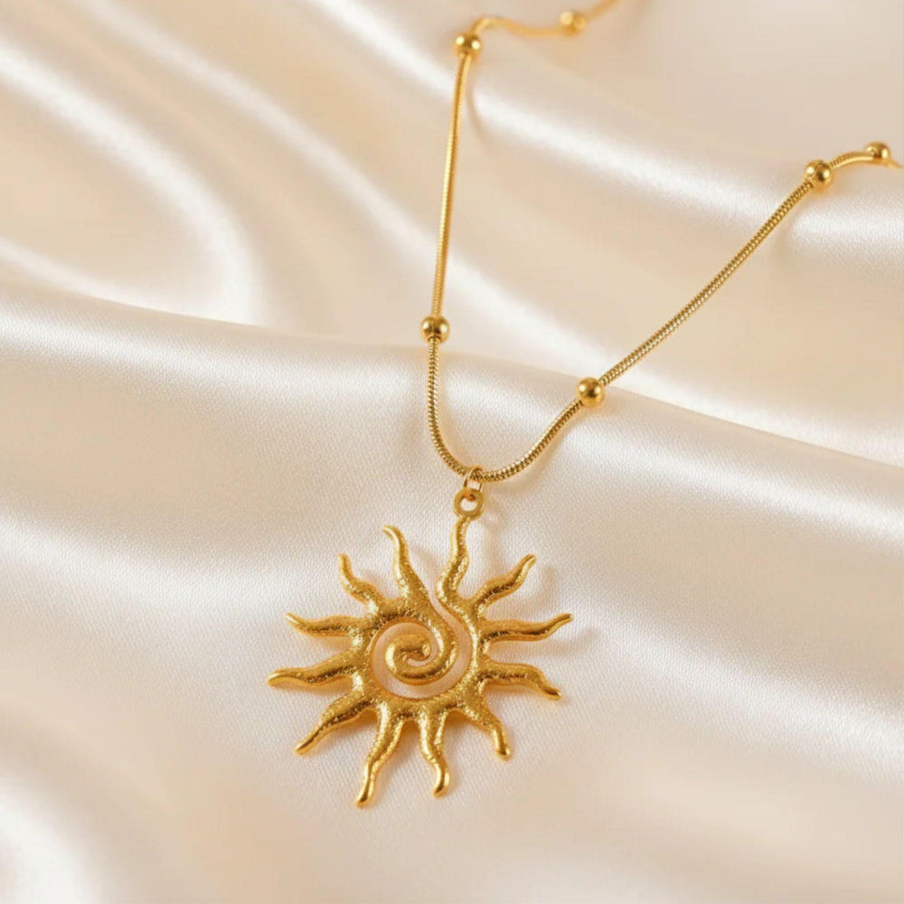 18K vergoldete LOÉAR Halskette mit Sonnenanhänger und Spiral-Design – Golden Sun Spiral Necklace