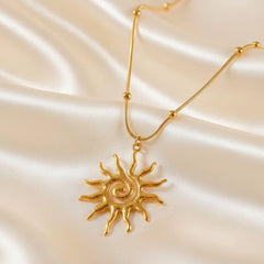 18K vergoldete LOÉAR Halskette mit Sonnenanhänger und Spiral-Design – Golden Sun Spiral Necklace