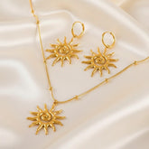 LOÉAR Golden Sun Spiral Set – 18K vergoldete Halskette & Ohrringe mit Sonnen-Design