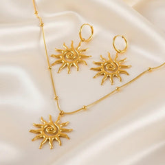 LOÉAR Golden Sun Spiral Set – 18K vergoldete Halskette & Ohrringe mit Sonnen-Design