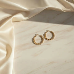 Goldene Creolen Damen mit Zirkonia, 18K vergoldet, elegante Ohrringe auf Marmor