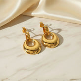 Goldene Kreis-Creolen für Damen, 18K vergoldete Ohrringe auf Marmorfläche, modernes Design