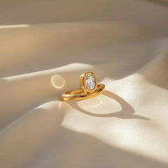 Goldener Damenring mit ovalem Zirkonia, minimalistisches Design, 18K vergoldet auf Stoff