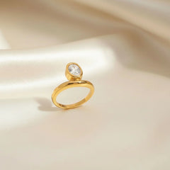 Goldener Damenring mit ovalem Zirkonia auf satinierter Oberfläche, minimalistisches Design