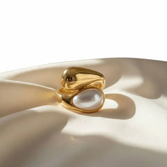 Eleganter Damenring aus 18K vergoldetem Gold mit Süßwasserperle auf cremefarbenem Stoff