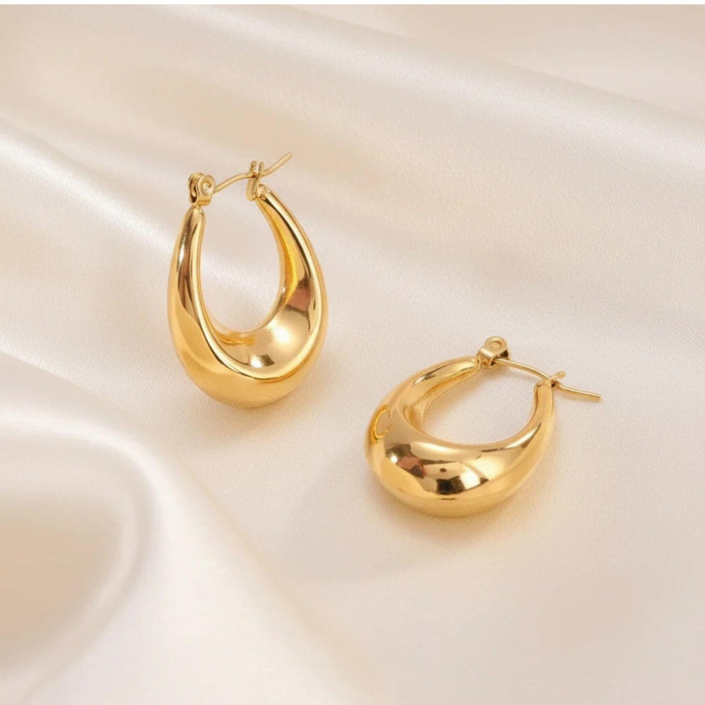 Elegante, tropfenförmige Creolen aus vergoldetem Edelstahl mit glänzender Oberfläche – stilvolle Ohrringe im modernen Design von LOÉAR.