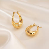 Elegante, tropfenförmige Creolen aus vergoldetem Edelstahl mit glänzender Oberfläche – stilvolle Ohrringe im modernen Design von LOÉAR.