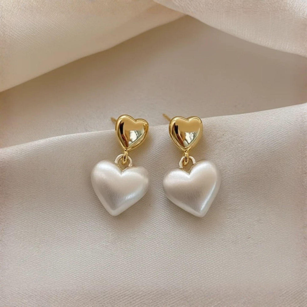 Vergoldete Herz-Ohrringe mit silbernem, satiniertem Herzanhänger – elegantes Zwei-Ton-Design aus Edelstahl von LOÉAR.