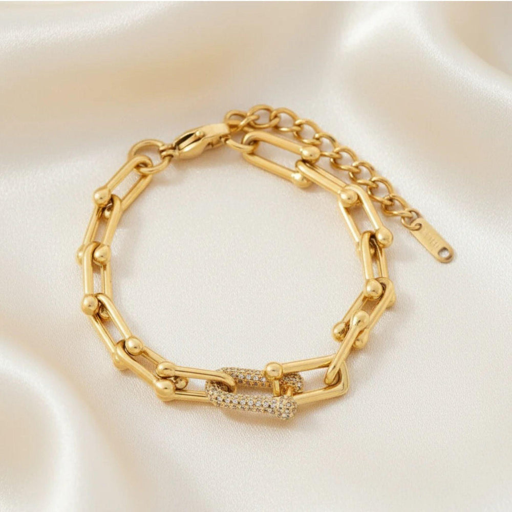 Vergoldetes Gliederarmband mit funkelndem Verbindungselement aus Zirkonia – elegantes und modernes Schmuckstück aus Edelstahl von LOÉAR.