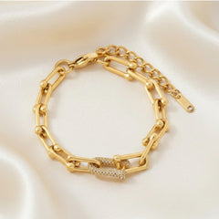 Vergoldetes Gliederarmband mit funkelndem Verbindungselement aus Zirkonia – elegantes und modernes Schmuckstück aus Edelstahl von LOÉAR.