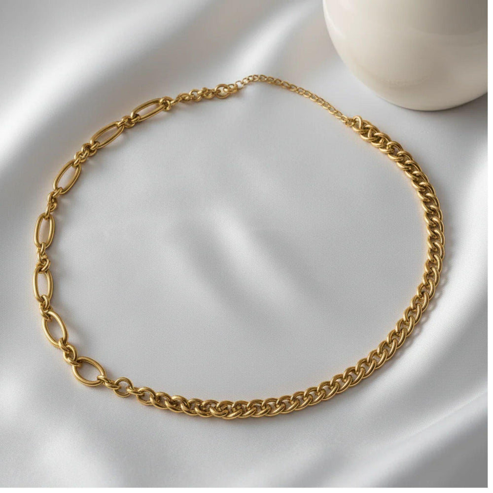 Vergoldete Gliederkette mit asymmetrischem Design – Kombination aus feinen und großen Gliedern, moderner Statement-Schmuck aus Edelstahl von LOÉAR.
