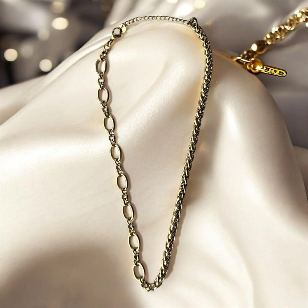 Vergoldete Gliederkette mit asymmetrischem Design – Kombination aus feinen und großen Gliedern, moderner Statement-Schmuck aus Edelstahl von LOÉAR.