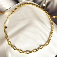 Vergoldete Gliederkette mit asymmetrischem Design – Kombination aus feinen und großen Gliedern, moderner Statement-Schmuck aus Edelstahl von LOÉAR.