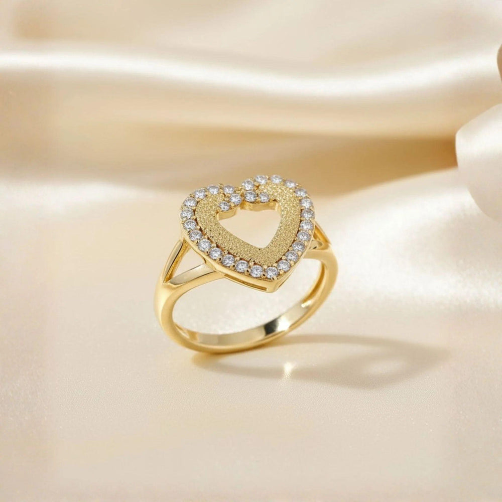 Vergoldeter Silberring mit herzförmigem Design und funkelnden Zirkonia-Steinen – eleganter, romantischer Schmuck von LOÉAR.