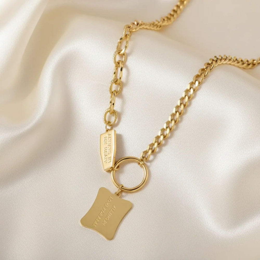 Goldene Edelstahlkette mit gravierter Plakette – luxuriöse 18K vergoldete Halskette von LOÉAR