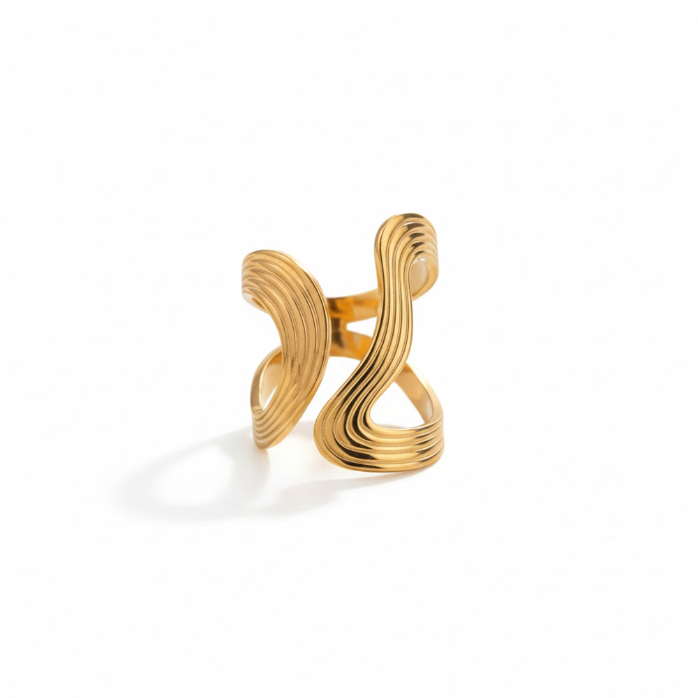 Vergoldete Ohrringe mit geschwungener, wellenartiger Form und strukturierter Oberfläche – modernes, elegantes Design aus Edelstahl von LOÉAR.