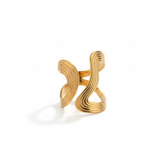 Vergoldete Ohrringe mit geschwungener, wellenartiger Form und strukturierter Oberfläche – modernes, elegantes Design aus Edelstahl von LOÉAR.