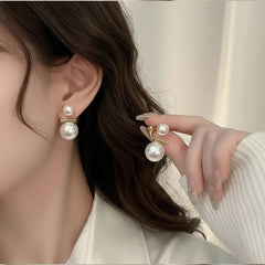 Doppel-Perlenohrringe in Gold mit zwei unterschiedlich großen schimmernden Perl