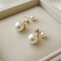 Doppel-Perlenohrringe in Gold mit zwei unterschiedlich großen schimmernden Perl