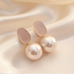 Elegante Nude-Pearl Ohrringe mit glänzender Perle und organischer Goldfassung