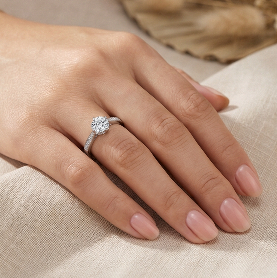 Eleganter Ring am Finger getragen
