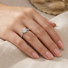 Eleganter Ring am Finger getragen
