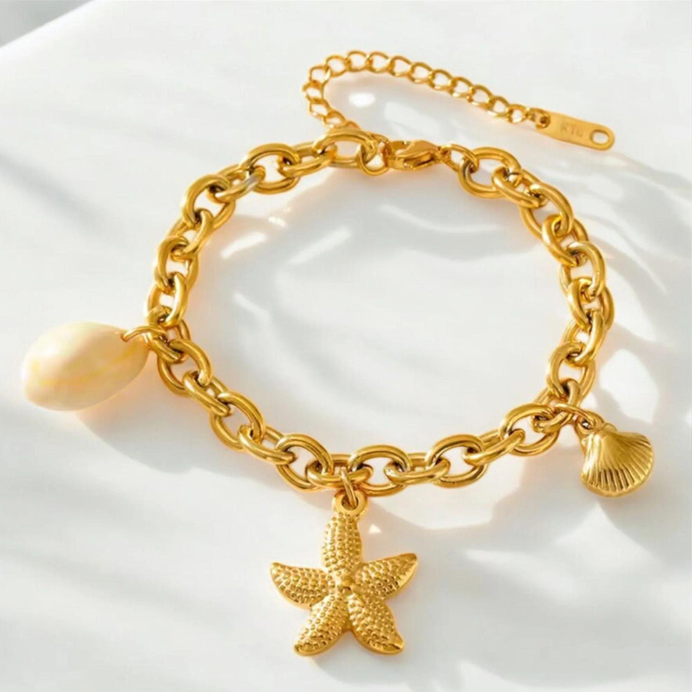 Vergoldetes Armband mit Seestern-, Muschel- und Perlenanhängern – maritimes Design aus Edelstahl, inspiriert vom Sommer und Meer, von LOÉAR.