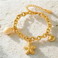 Vergoldetes Armband mit Seestern-, Muschel- und Perlenanhängern – maritimes Design aus Edelstahl, inspiriert vom Sommer und Meer, von LOÉAR.