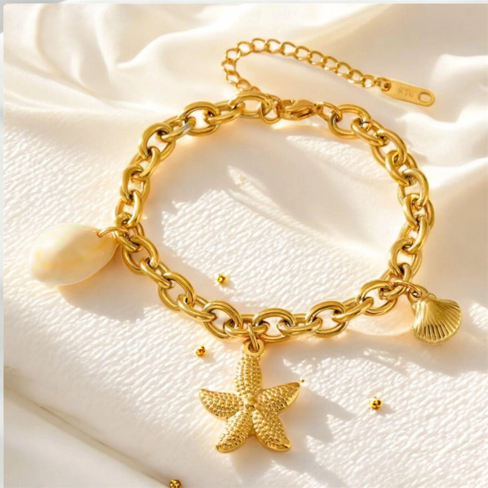Vergoldetes Armband mit Seestern-, Muschel- und Perlenanhängern – maritimes Design aus Edelstahl, inspiriert vom Sommer und Meer, von LOÉAR.